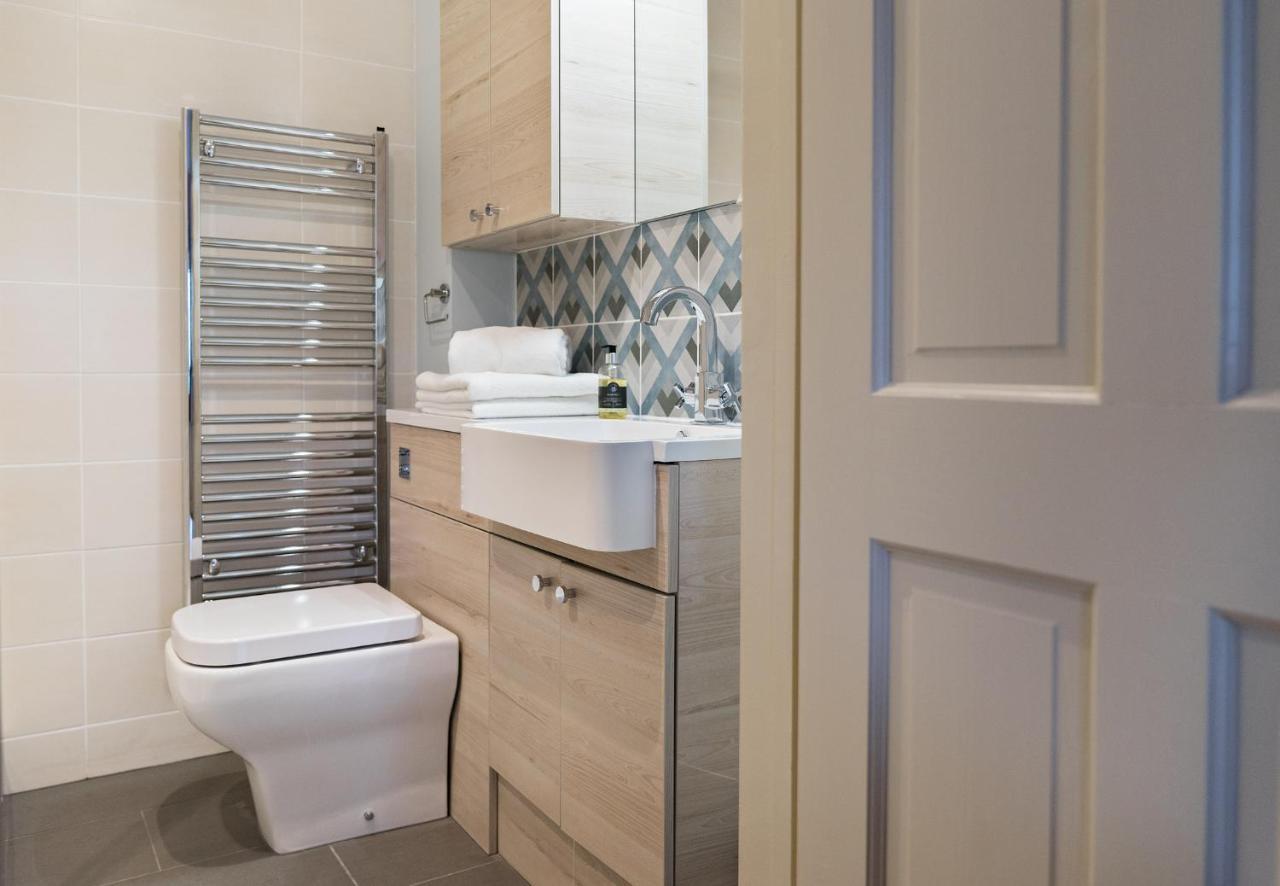 Neuadd B&B Suites คริกเฮาเวลล์ ภายนอก รูปภาพ