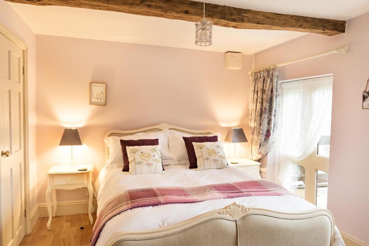 Neuadd B&B Suites คริกเฮาเวลล์ ภายนอก รูปภาพ