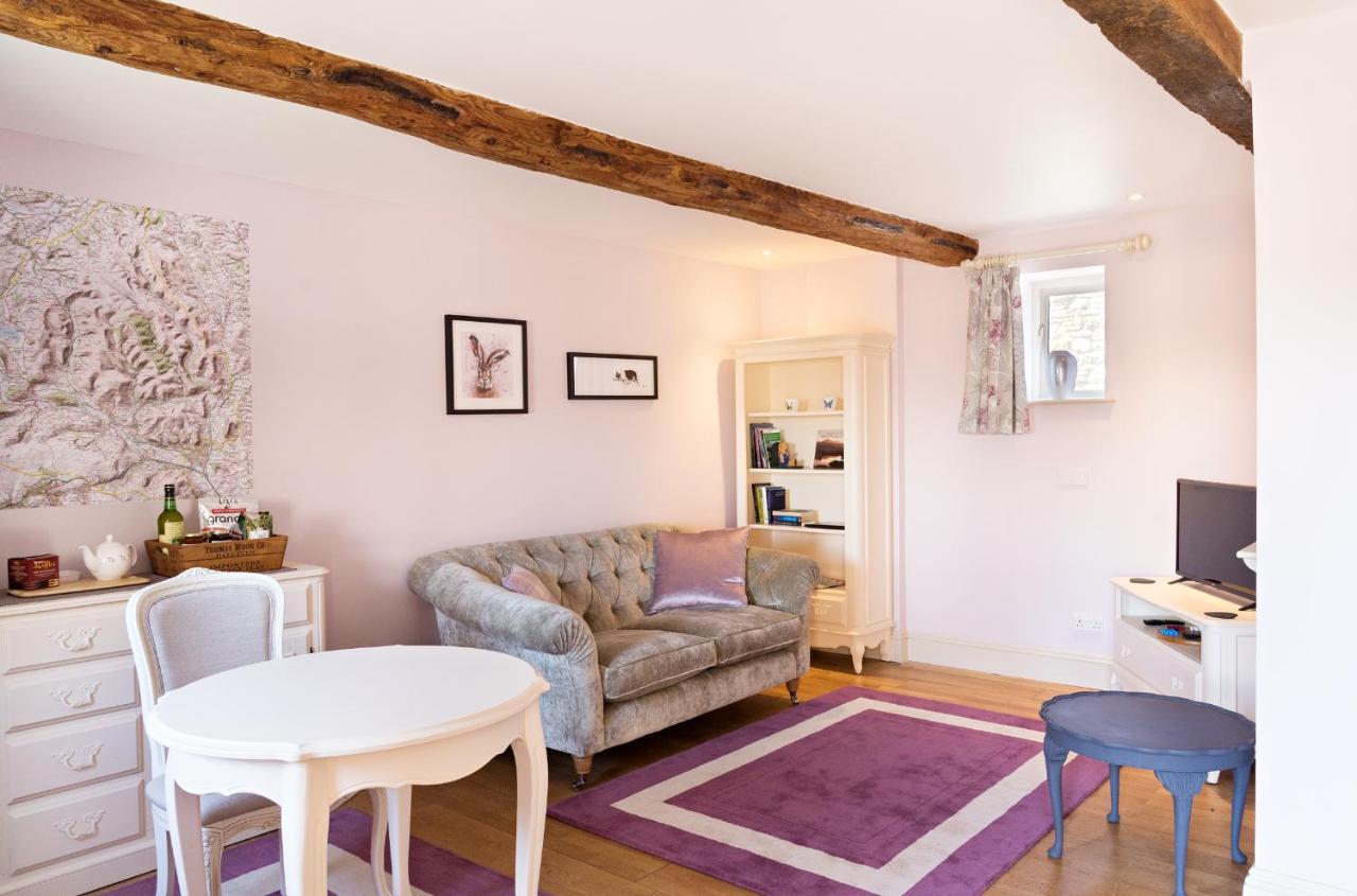 Neuadd B&B Suites คริกเฮาเวลล์ ภายนอก รูปภาพ