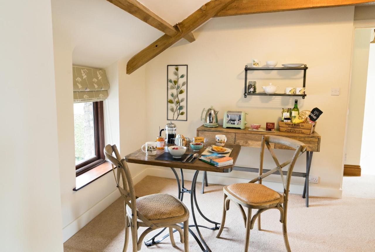 Neuadd B&B Suites คริกเฮาเวลล์ ภายนอก รูปภาพ