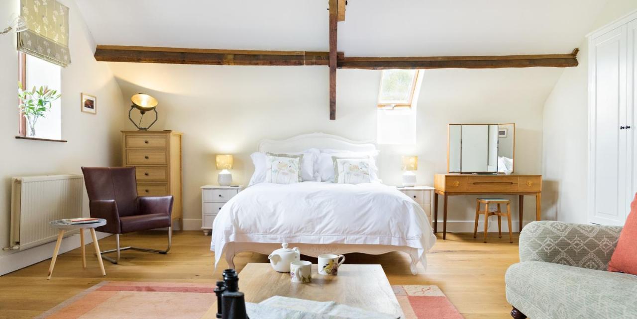 Neuadd B&B Suites คริกเฮาเวลล์ ภายนอก รูปภาพ