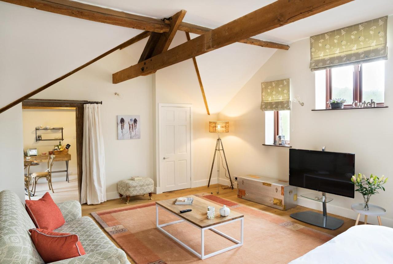 Neuadd B&B Suites คริกเฮาเวลล์ ภายนอก รูปภาพ