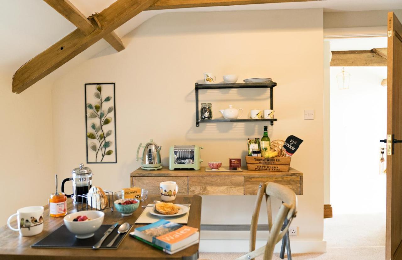 Neuadd B&B Suites คริกเฮาเวลล์ ภายนอก รูปภาพ