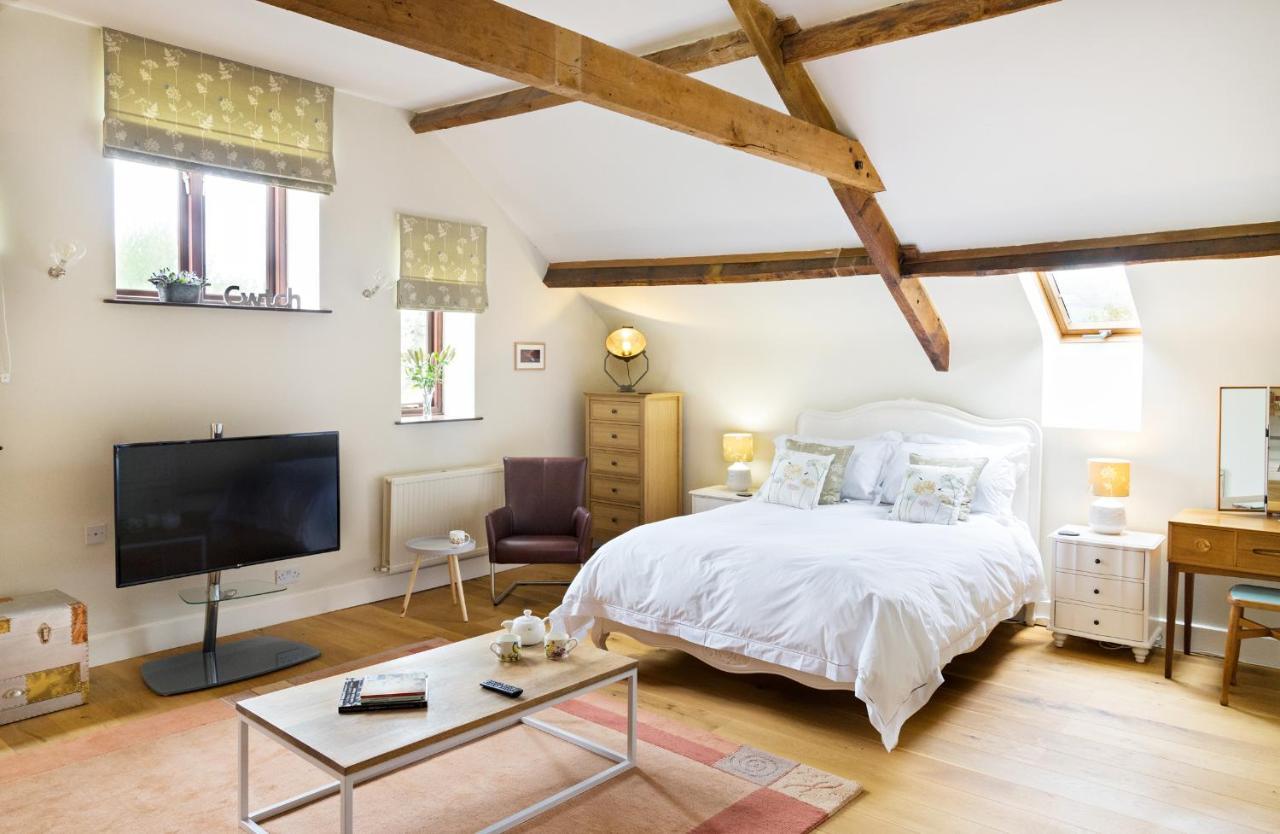 Neuadd B&B Suites คริกเฮาเวลล์ ภายนอก รูปภาพ