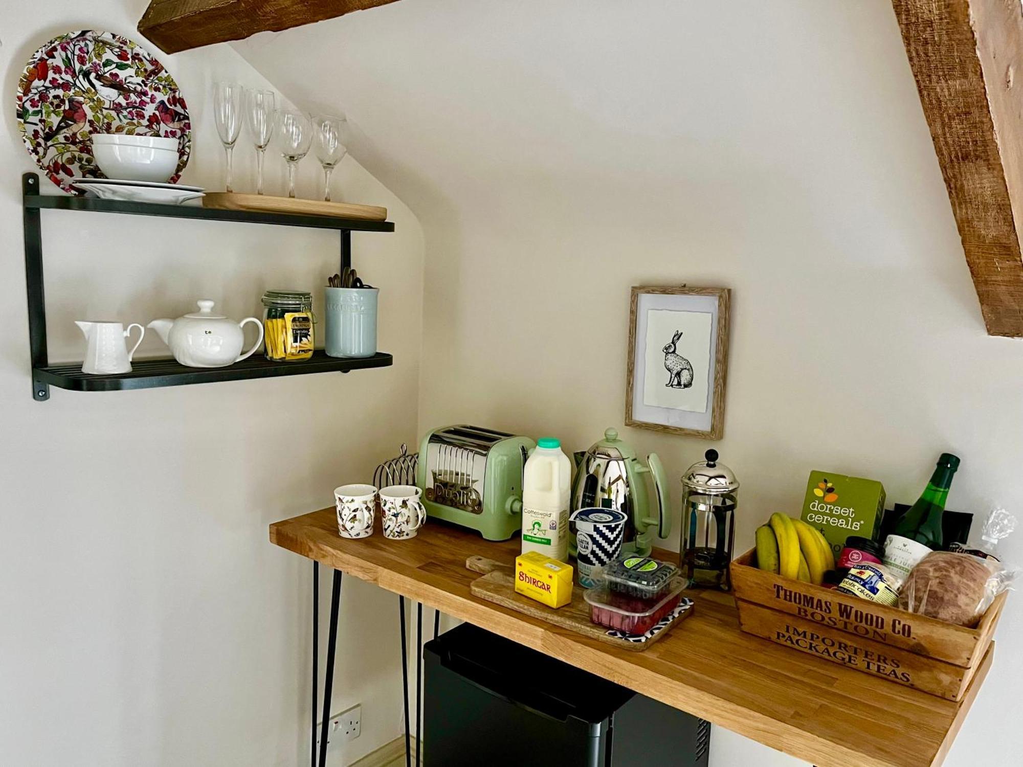 Neuadd B&B Suites คริกเฮาเวลล์ ภายนอก รูปภาพ