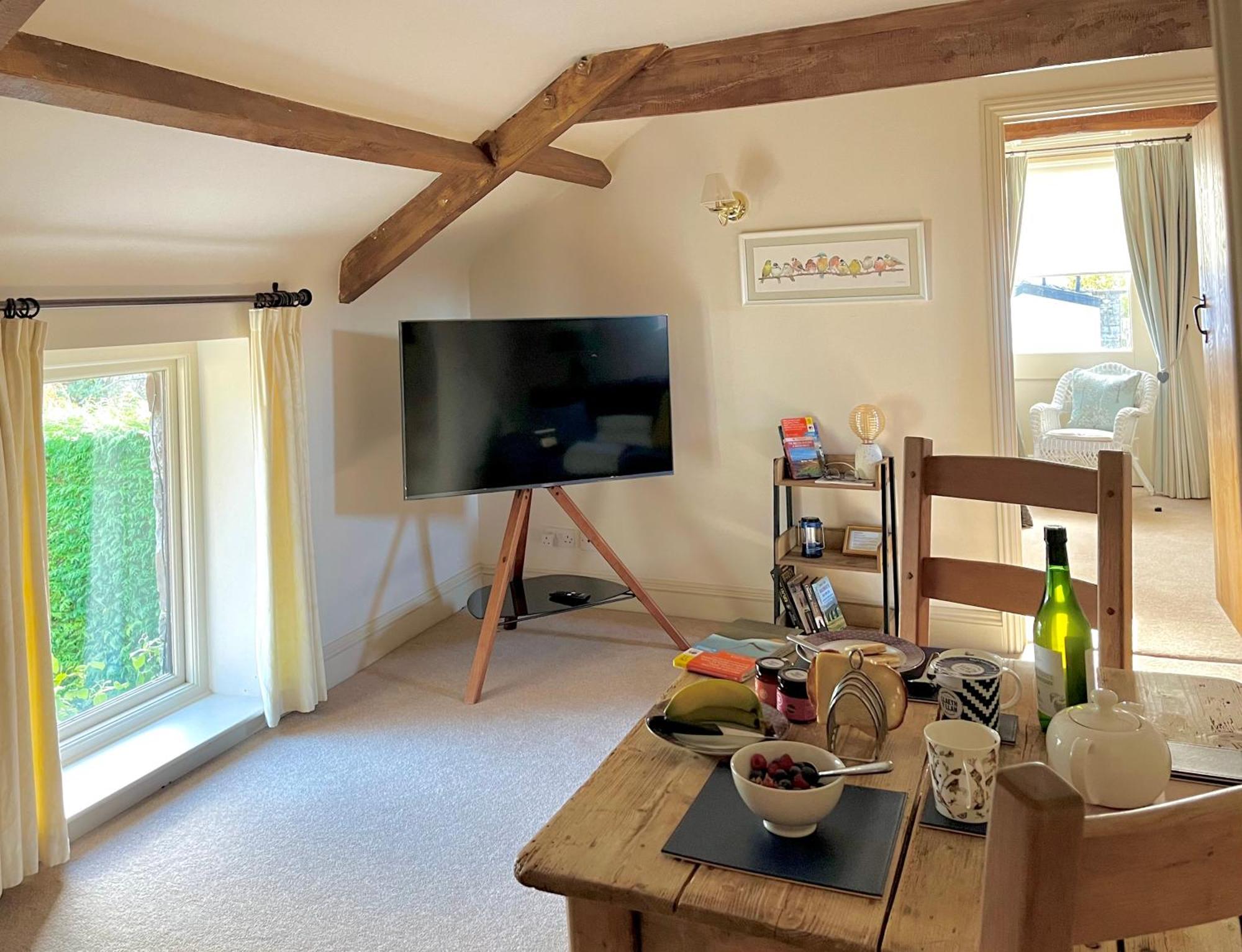 Neuadd B&B Suites คริกเฮาเวลล์ ภายนอก รูปภาพ